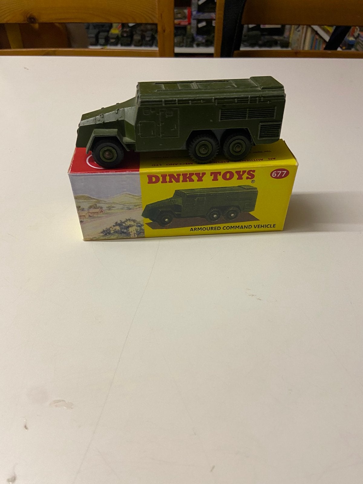 Dinky militair armoured command vehicle 677, Ophalen of Verzenden, Zo goed als nieuw, Auto, Dinky Toys