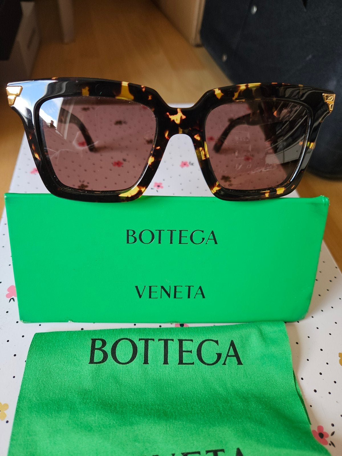 Zo goed als nieuwe Bottega Veneta Zonnebril BV1005S, Ophalen