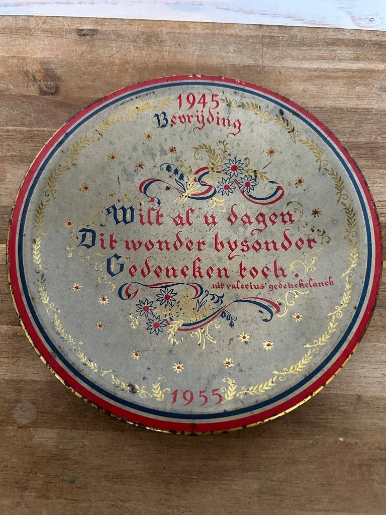 Blikken herdenkingsbordje 10 jaar bevrijding uit 1955, Antiek en Kunst, Antiek | Wandborden en Tegels, Ophalen of Verzenden