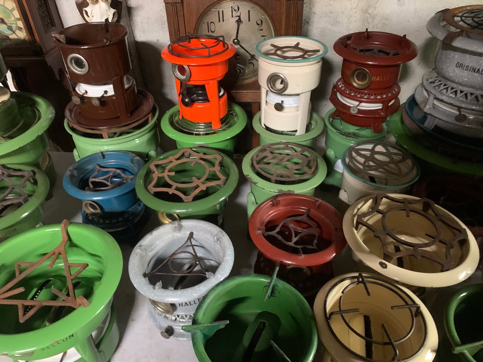 Rond de 50 geëmailleerde petroleum stellen, Antiek en Kunst, Curiosa en Brocante, Ophalen