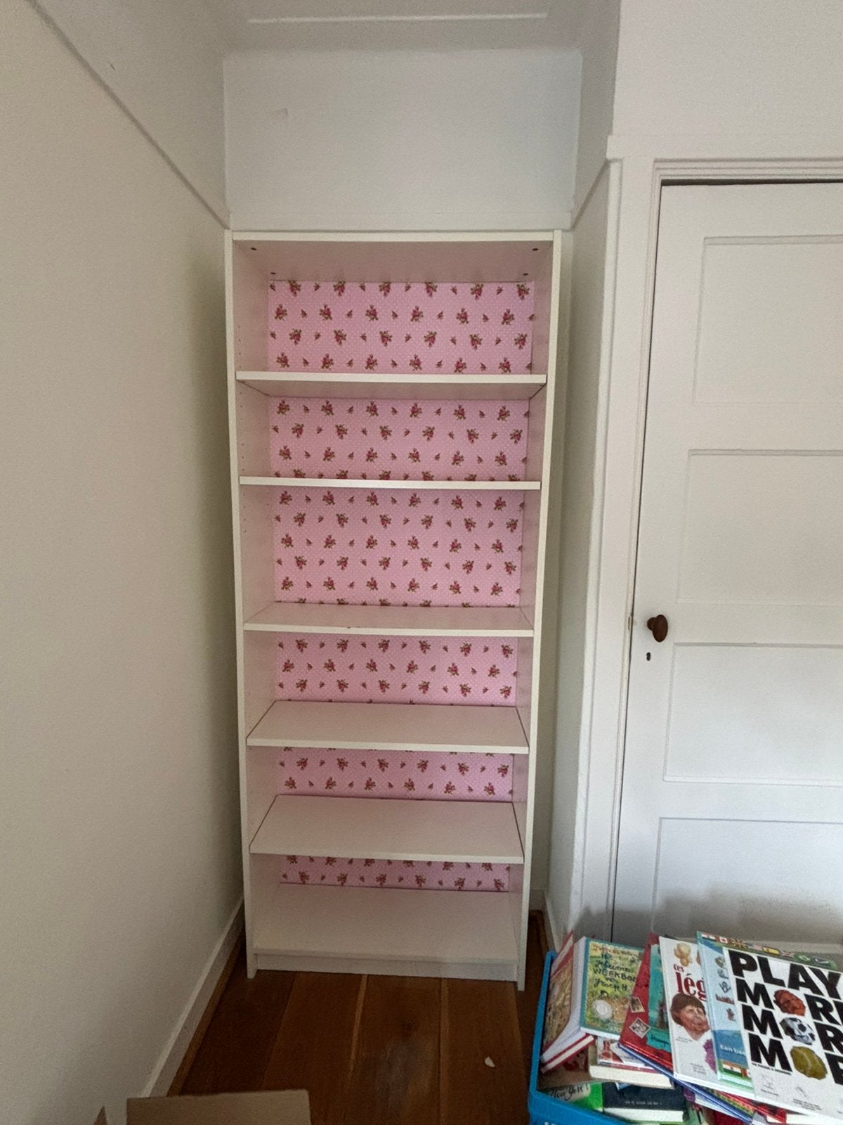 Boekenkast ikea met bloemen behang, Huis en Inrichting, Woonaccessoires | Kamerschermen, Ophalen, Gebruikt