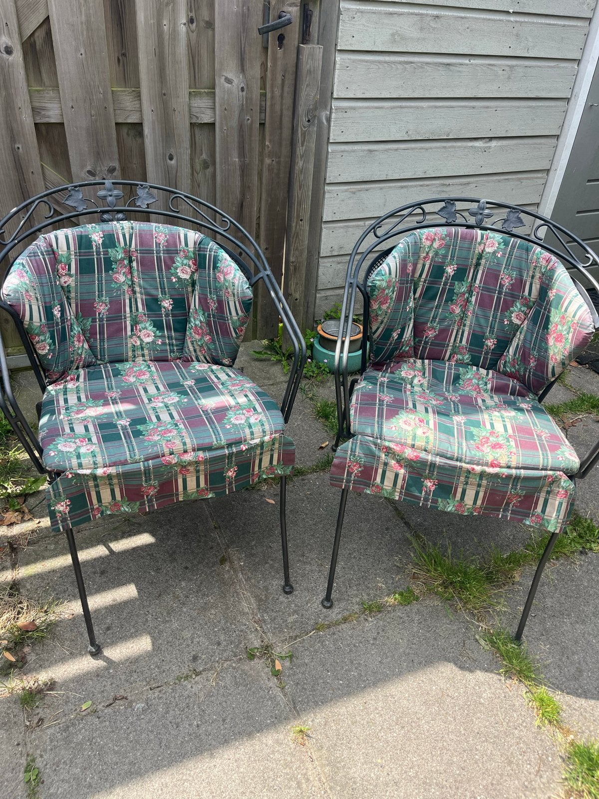 Twee metalen tuinstoelen met kussens, Ophalen, Gebruikt, Metaal, Stapelbaar