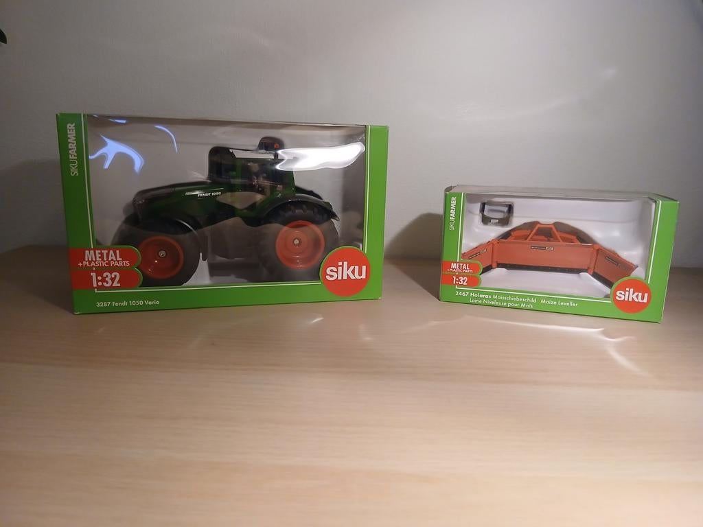 Siku 1:32 Fendt 1050 Vario en Holaras maisshuif., Hobby en Vrije tijd, Modelauto's | 1:32, Ophalen of Verzenden, Nieuw, Tractor of Landbouw