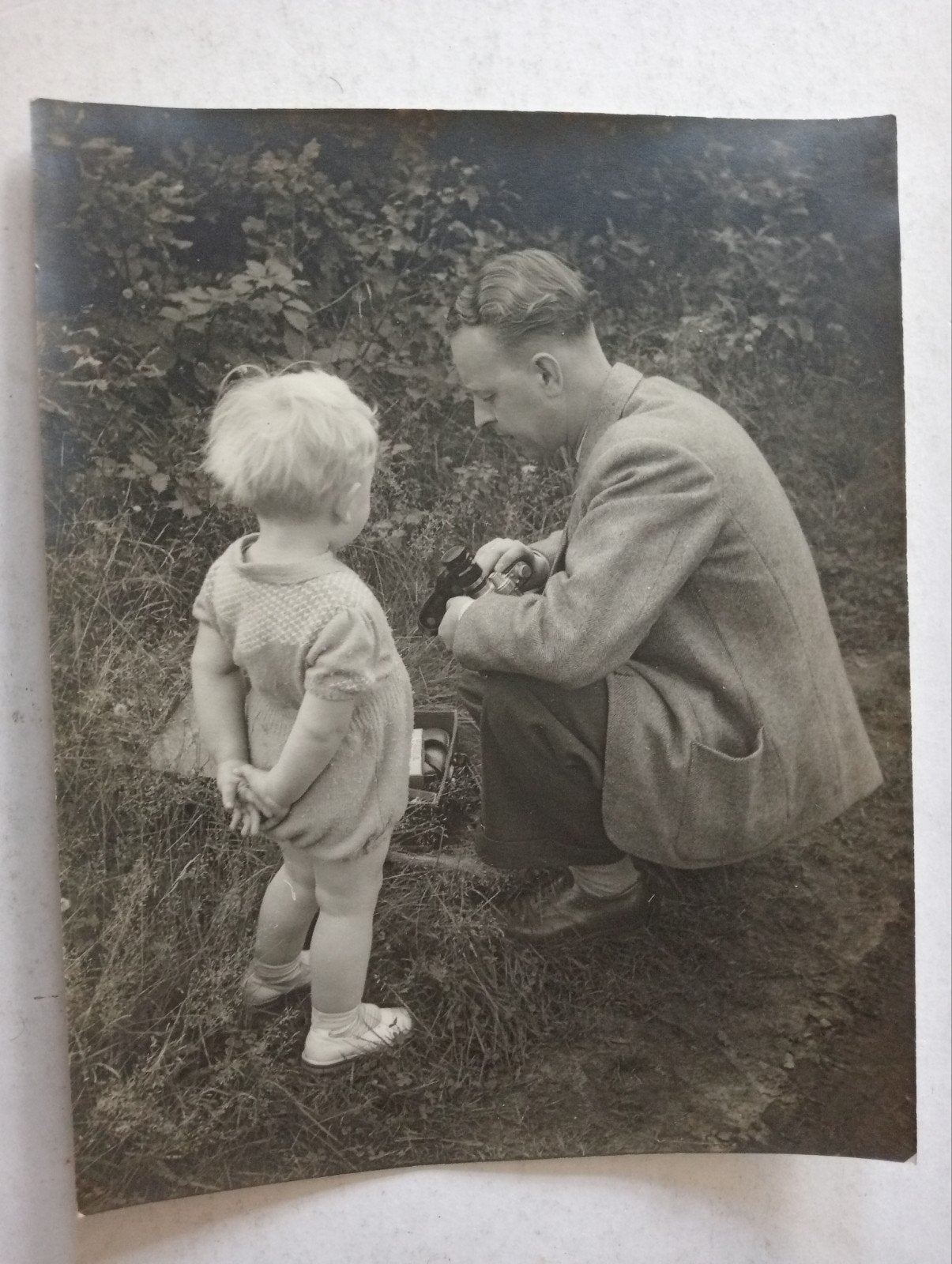 Piet Pijnenburg Oude foto Vader met kind en foto camera, Ophalen of Verzenden, Voor 1940, Gebruikt, Kind
