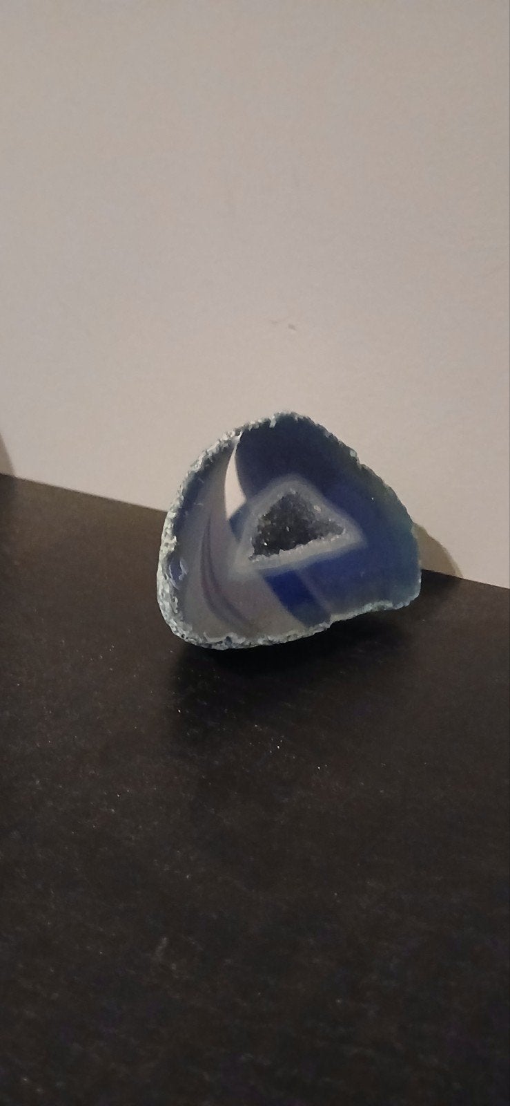 Prachtige blauwe agaat geode - uniek mineraal, Verzamelen, Ophalen