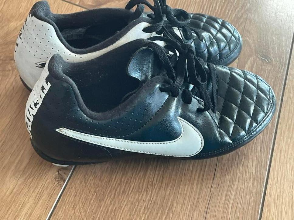 Maat 34 tiempo nike kicksen voetbal zwarte schoenen, Jongen of Meisje, Schoenen, Ophalen of Verzenden, Zo goed als nieuw