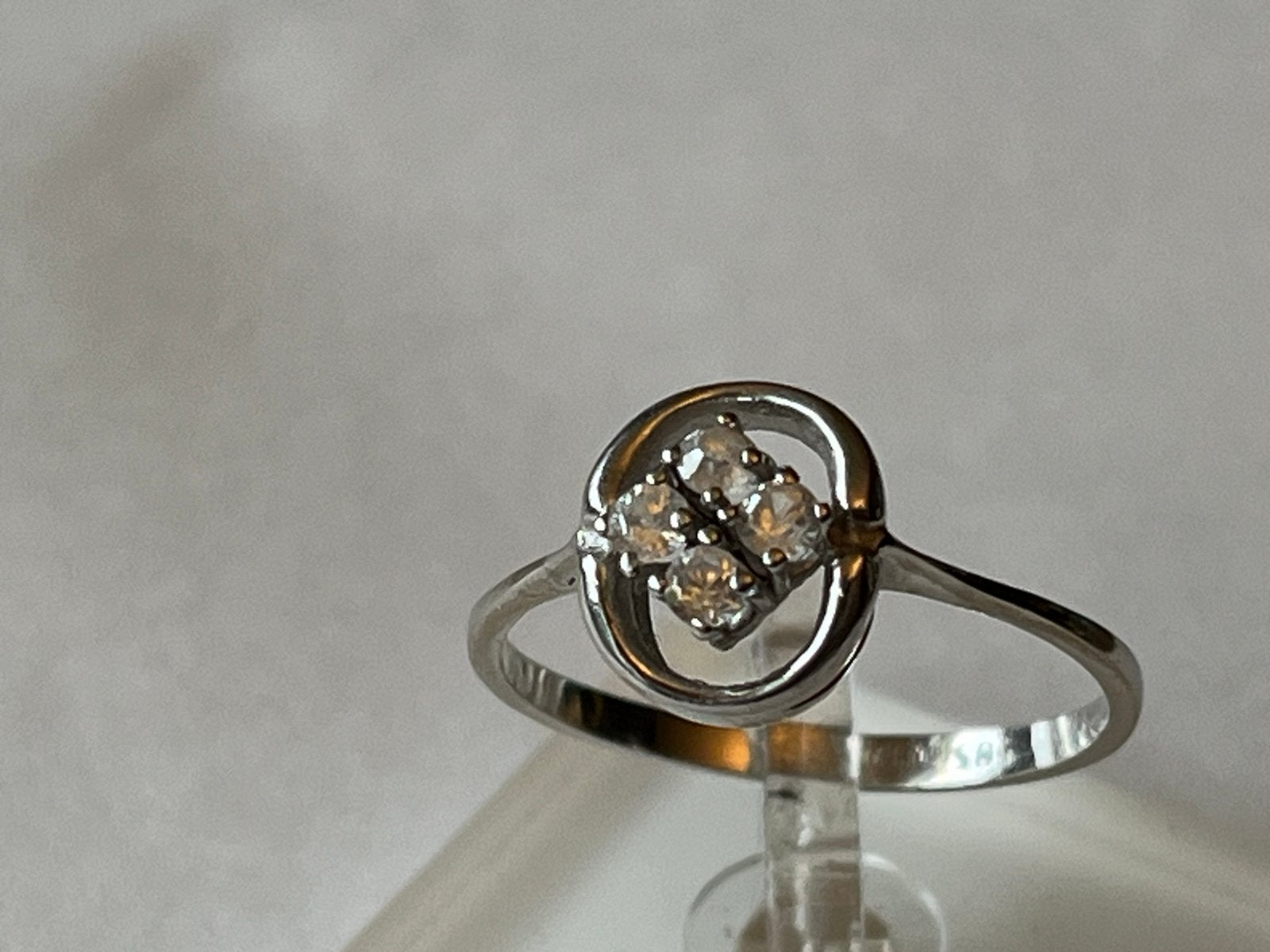 Witgouden ring met heldere diamanten - Gekeurd 585, 18 tot 19, Verzenden, Wit, Zo goed als nieuw