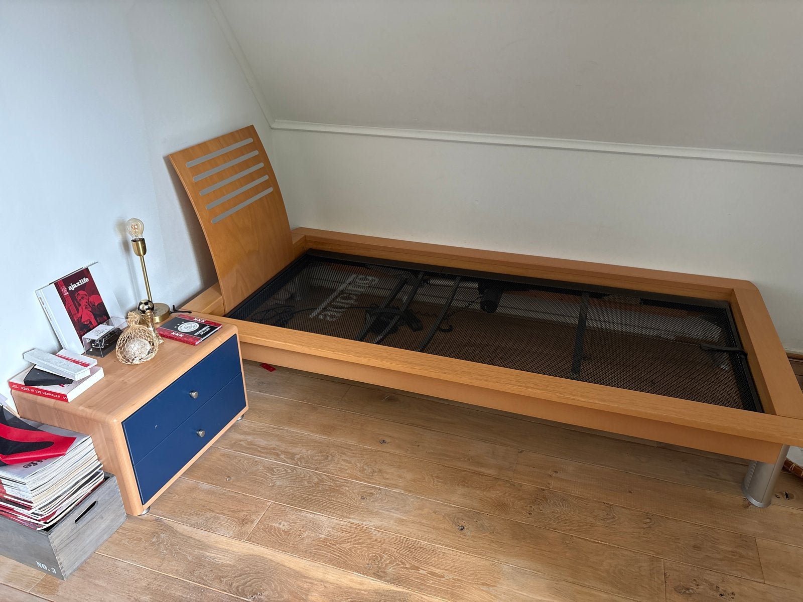 Eenpersoonsbed met lattenbodem en nachtkastje, Ophalen, Gebruikt, 90 cm, Eenpersoons