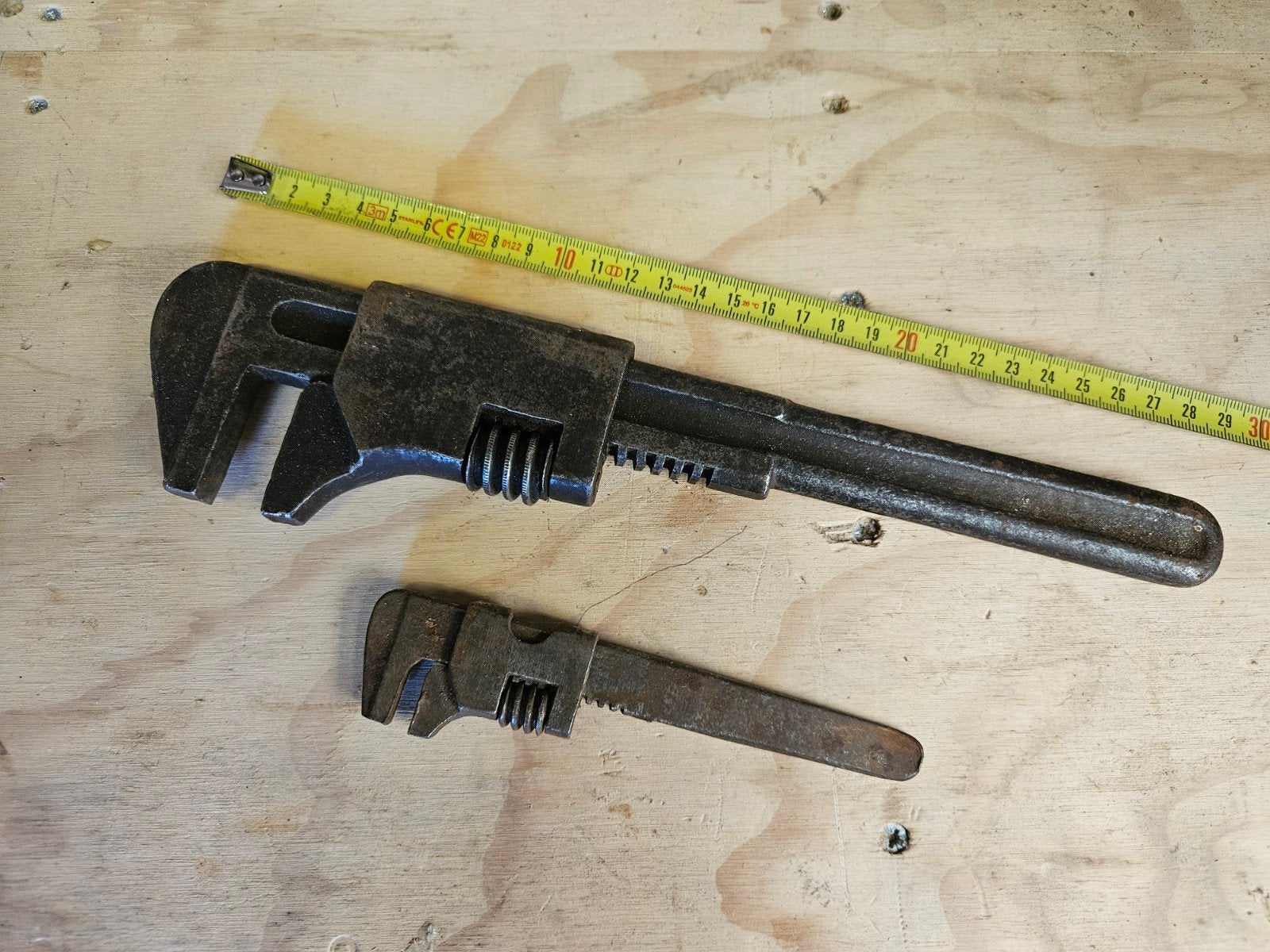 verstelbare moersleutels "monkey wrenches"