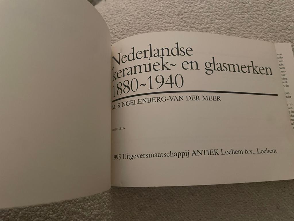 Nederlandse keramiek- en glasmerken 1880-1940, Boeken, Ophalen of Verzenden, Gelezen, Overige onderwerpen
