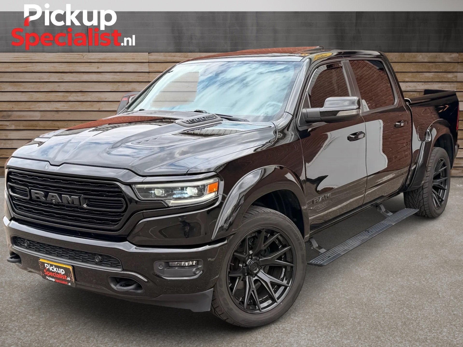 Dodge Ram 1500 5.7 V8 4x4 Crew Cab Limited , WIDE BODY , FUS, Auto's, Automaat, Dealer onderhouden, 5654 cc, Zwart