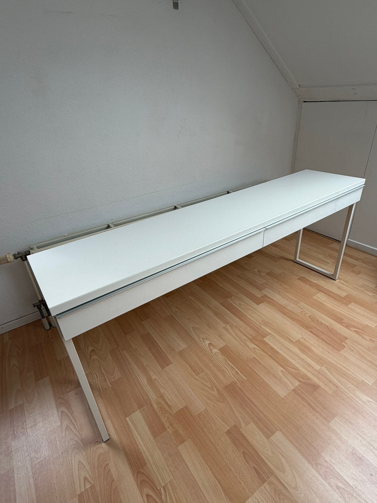 IKEA Besta Burs bureau/sidetable in hoogglans wit 180x75x40, Huis en Inrichting, Bureaus, Ophalen, Gebruikt, IKEA, Computerbureau