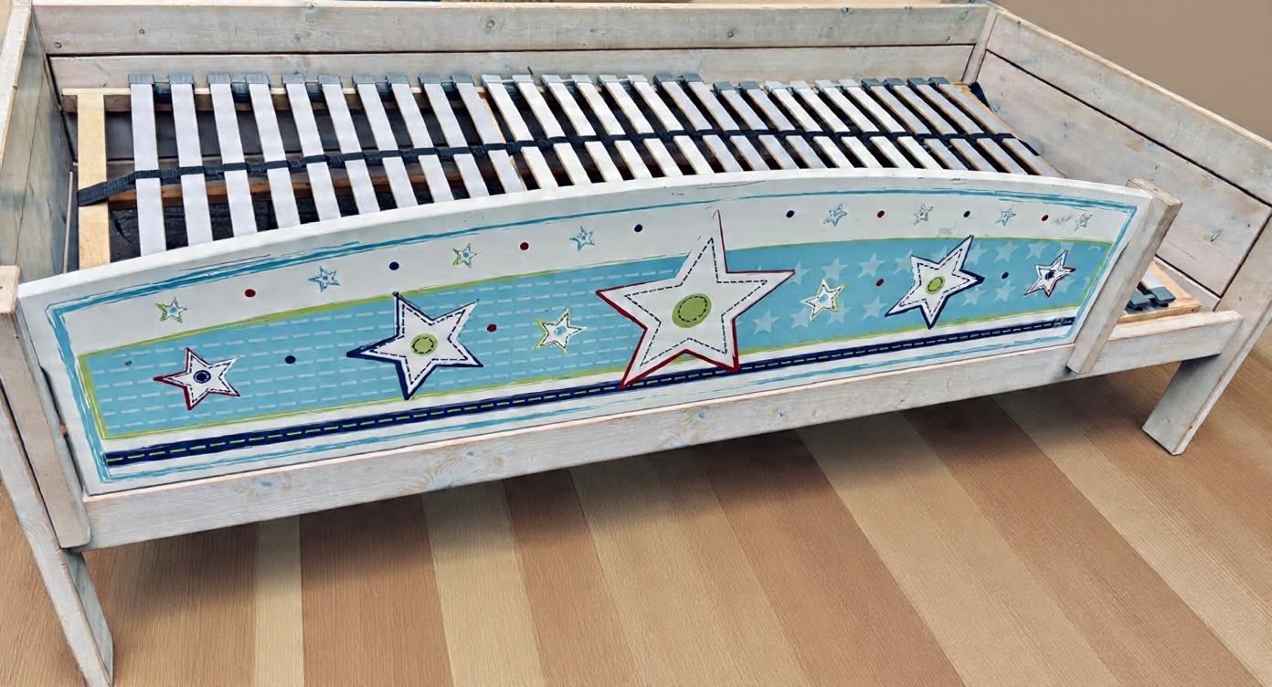 Kinderbed met lattenbodem en onderla Sterren design, Huis en Inrichting, Ophalen, Gebruikt, Eenpersoons, Wit