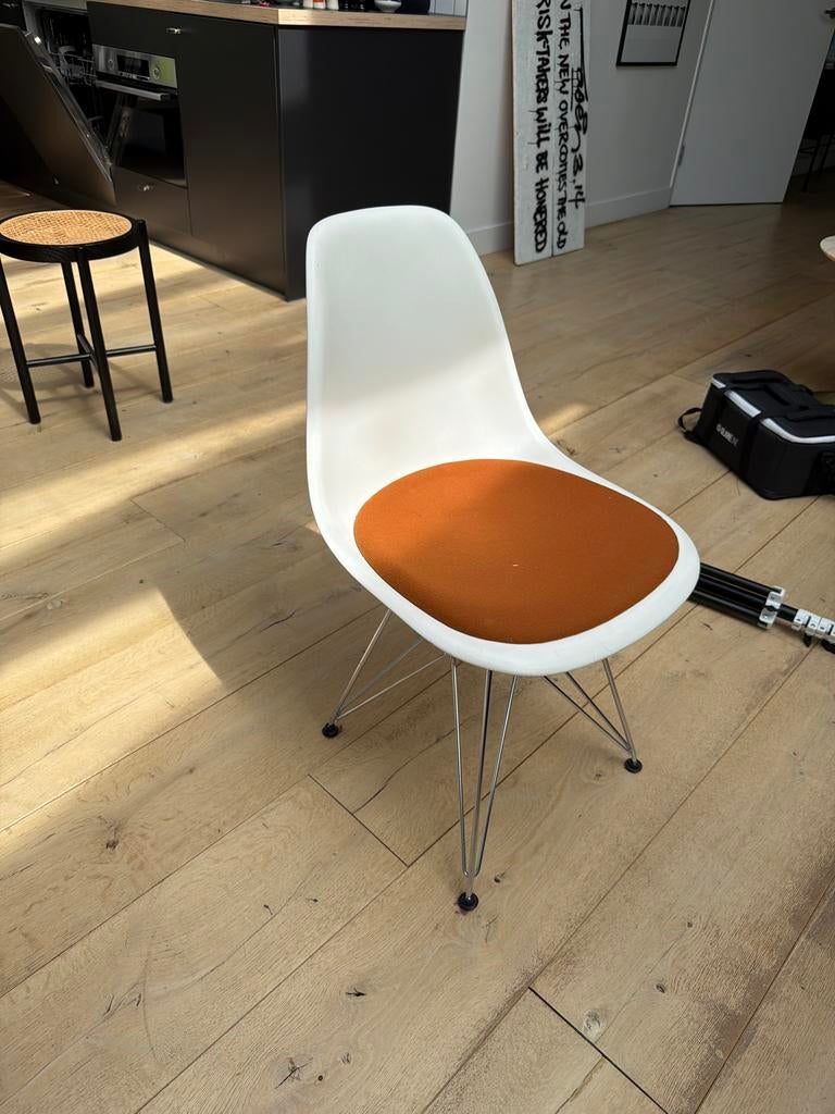 Vitra Eames Plastic Chair DSR - Wit met Oranje Kussen, Huis en Inrichting, Stoelen, Ophalen, Kunststof, Gebruikt, Wit