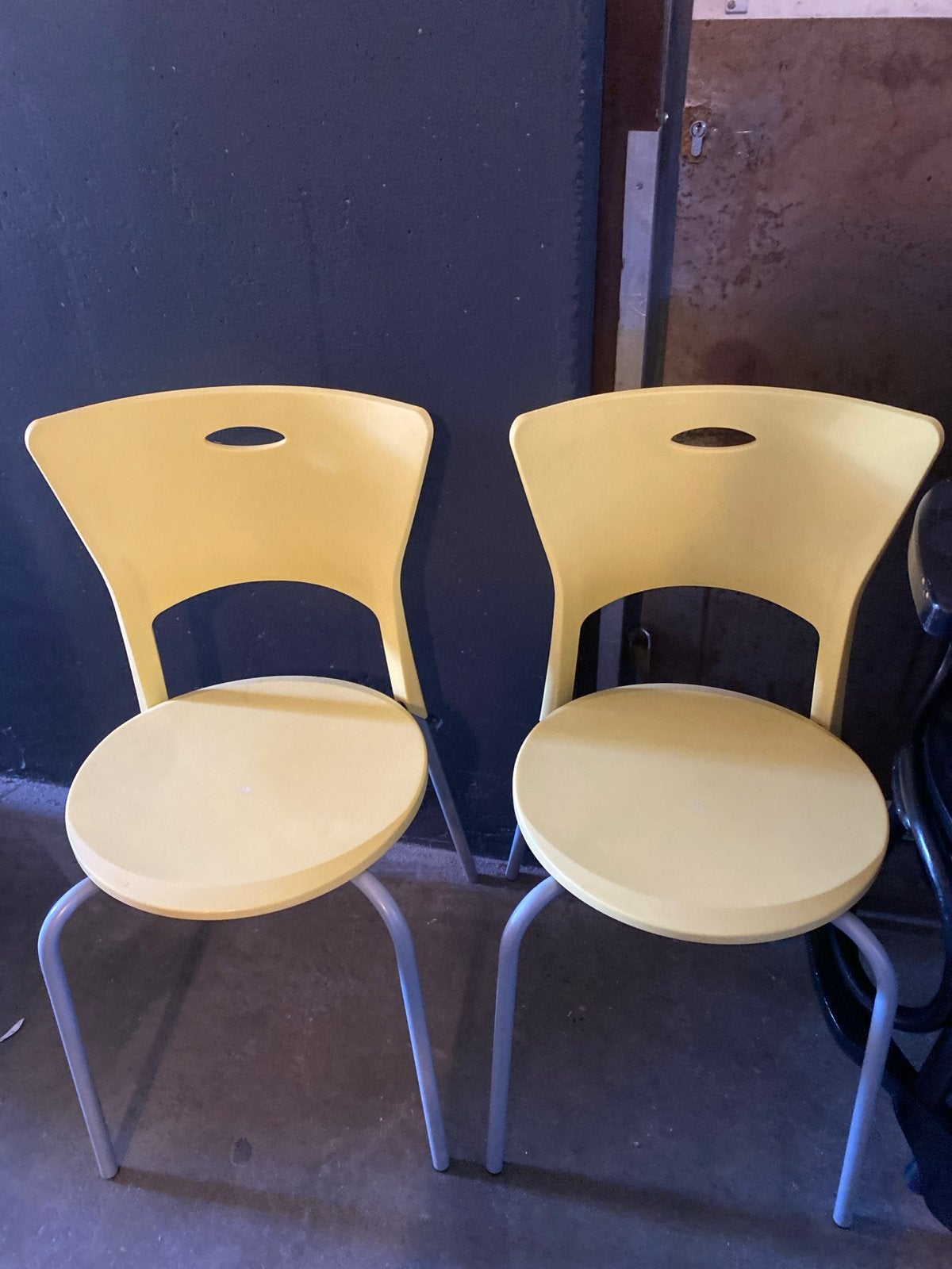 2 GRATIS plastic stoelen - Goede staat, Ophalen, Kunststof, Gebruikt, Twee