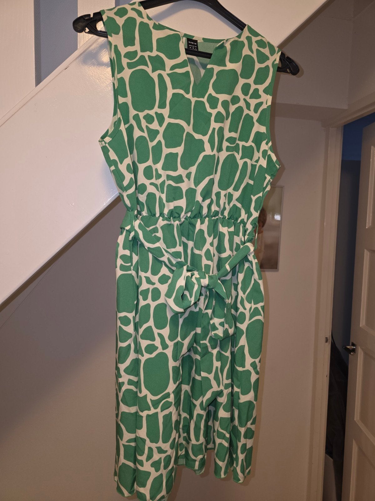 Shein Groene jurk met print en strikceintuur M, Shein, Ophalen of Verzenden, Nieuw, Maat 38/40 (M)