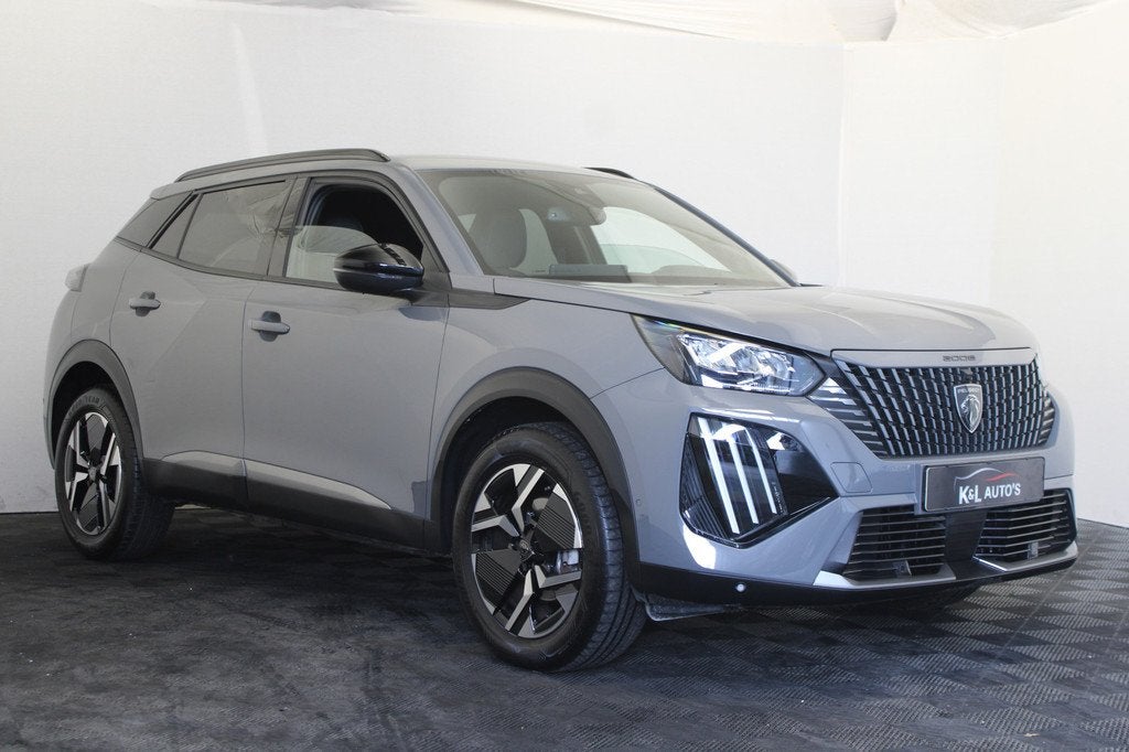 Peugeot 2008 1.2 PureTech 130 Allure (bj 2024, automaat), Auto's, Peugeot, Gebruikt, Zwart, 1199 cc, Alcantara