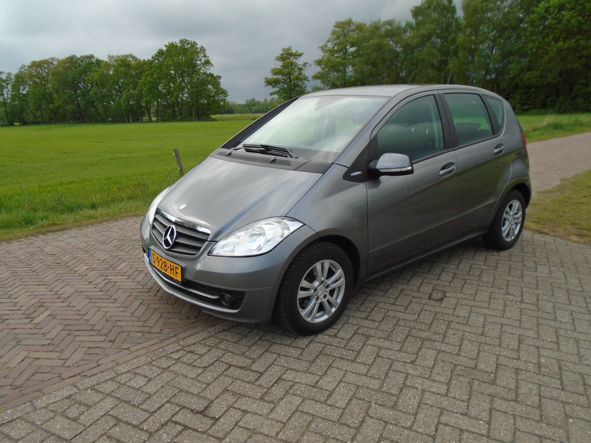Mercedes-Benz A-Klasse 160 BlueEFFICIENCY Classic (bj 2010), Voorwielaandrijving, Euro 5, Stof, Zwart