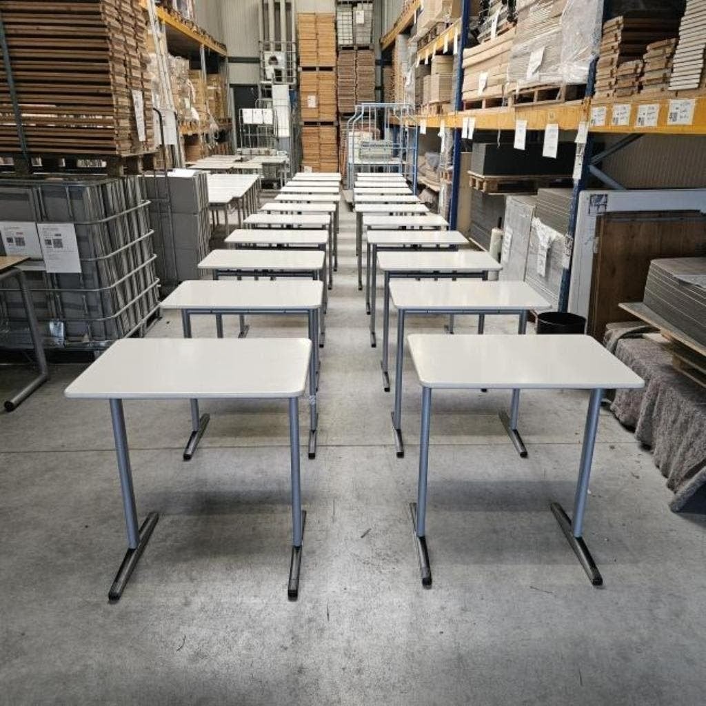 diverse schooltafels/ bureautafels / werkplekken / tafels, Ophalen, Gebruikt