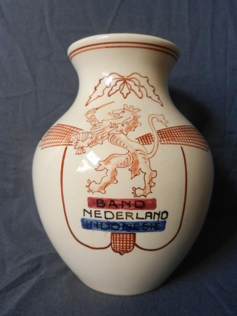 Aardewerk vaas Band Nederland Indonesie Afd Boskoop e.o 19,7, Ophalen of Verzenden