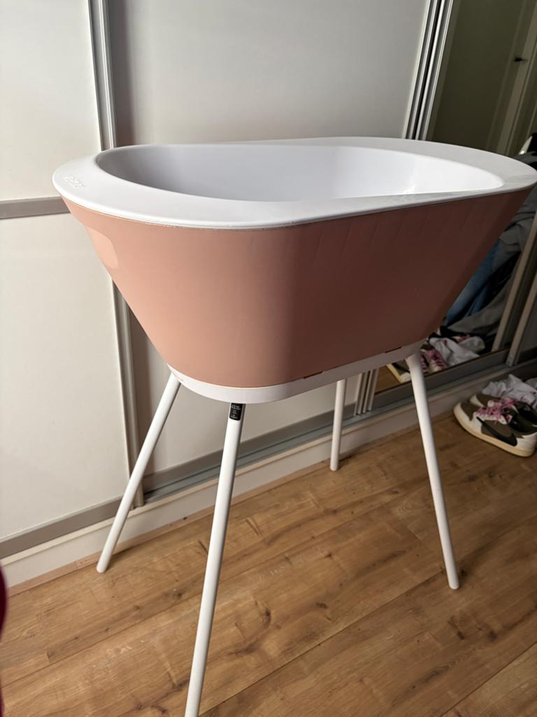 We Too Babybadje op Standaard met Badverkleiner Oudroze, Zo goed als nieuw, Badje, Standaard, Ophalen