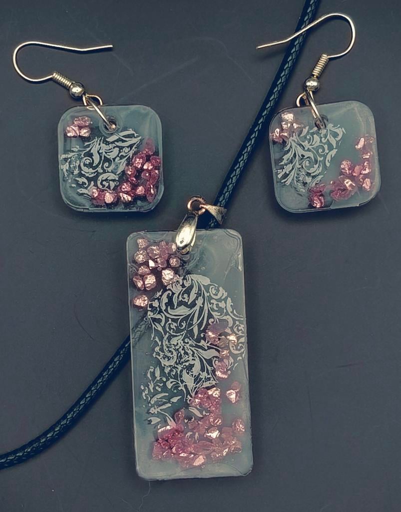 Handgemaakte sieradenset met hanger en oorbellen, Nieuw, Ophalen of Verzenden, Roze, Overige materialen