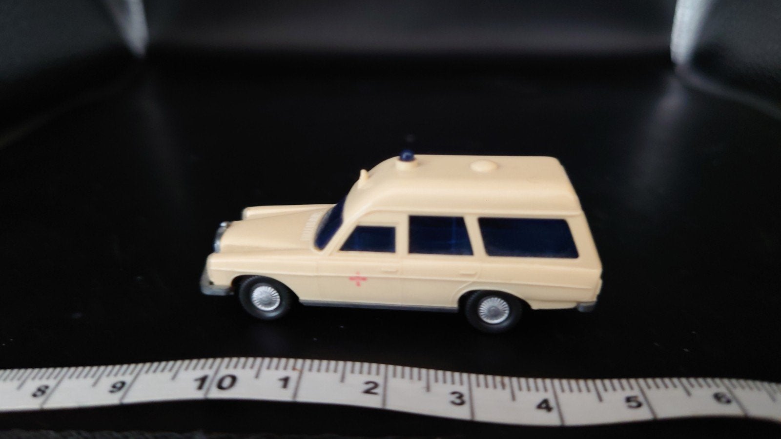 Wiking HO 1:87 Mercedes Benz 200 Ambulance, Hobby en Vrije tijd, Modelauto's | 1:87, Ophalen of Verzenden, Zo goed als nieuw, Auto