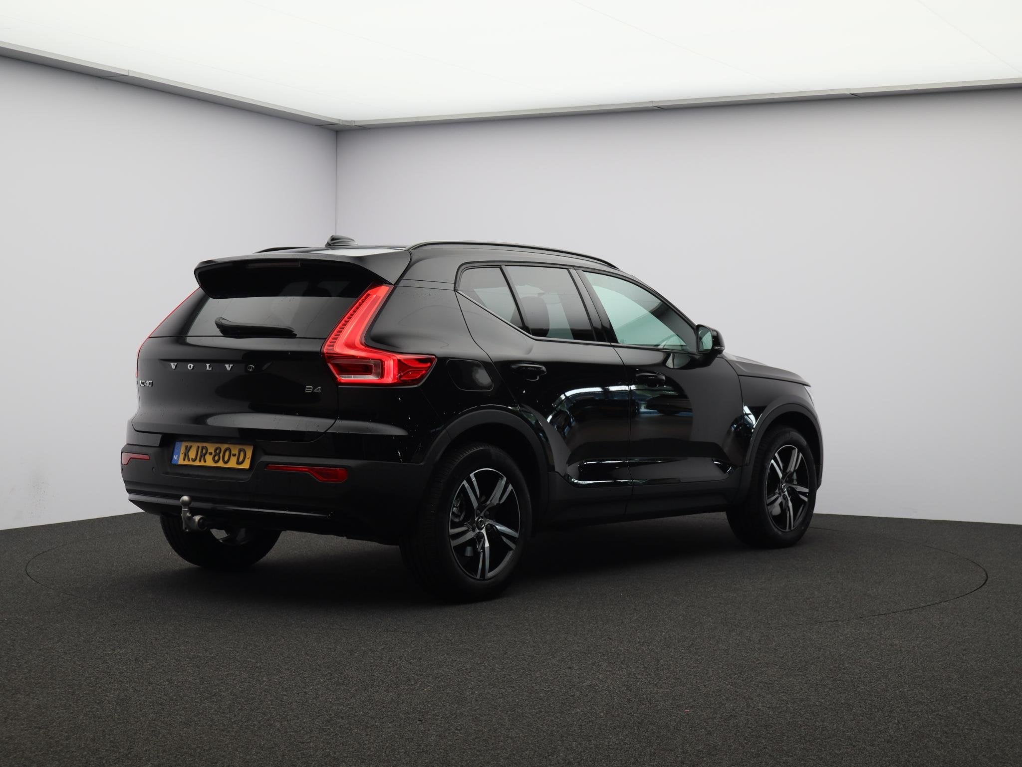 Volvo XC40 2.0 B4 Plus Dark / Trekhaak / Harman Kardon / Sto, Gebruikt, 4 cilinders, Automatische klimaatregeling, Zwart