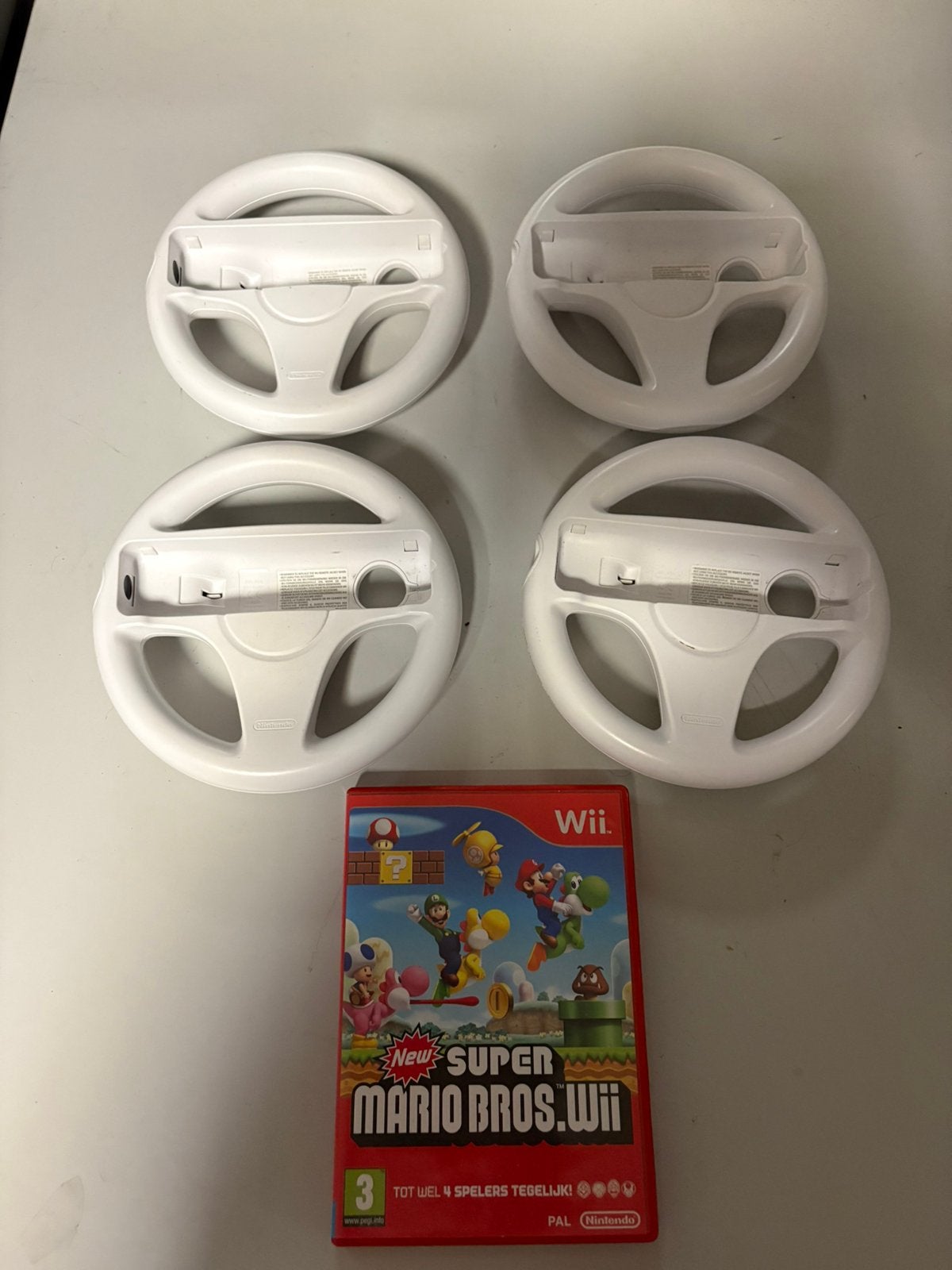 New Super Mario Bros Wii + 4 originele Nintendo Wii sturen, Verzenden, Zo goed als nieuw