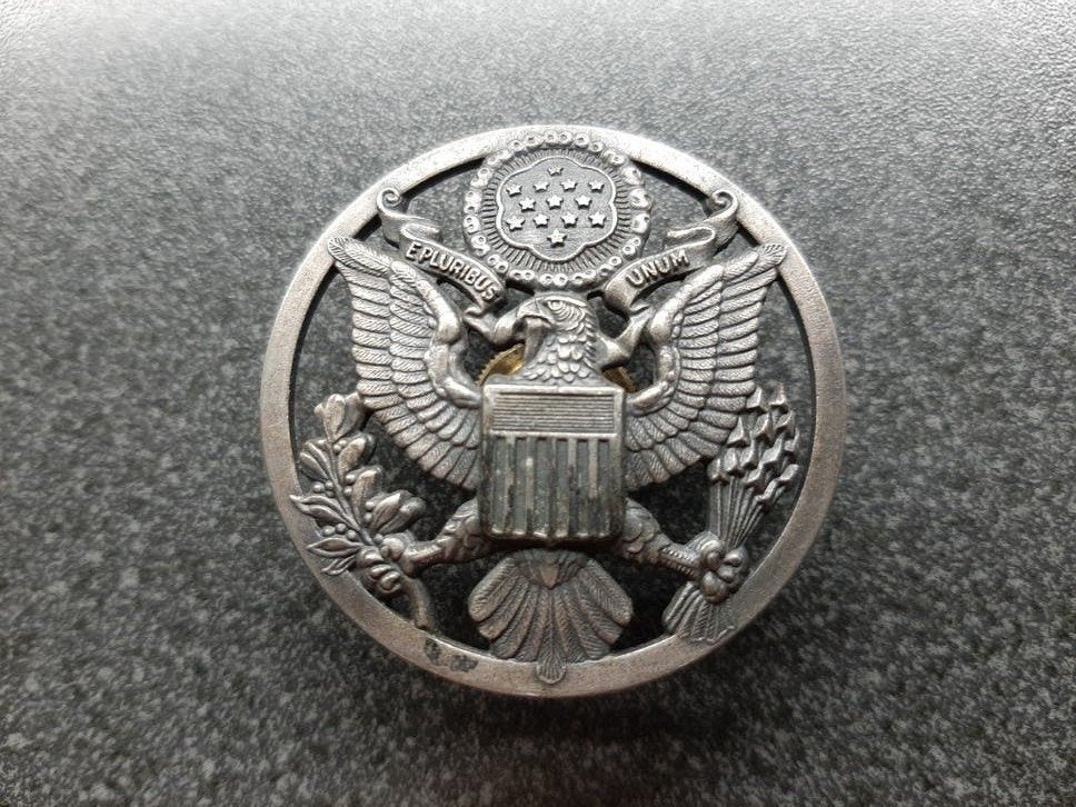 US AIR FORCE  -  Cap Badge   45 mm.rond/ zilverkleurig., Verzamelen, Militaria | Algemeen, Ophalen of Verzenden, Luchtmacht, Amerika