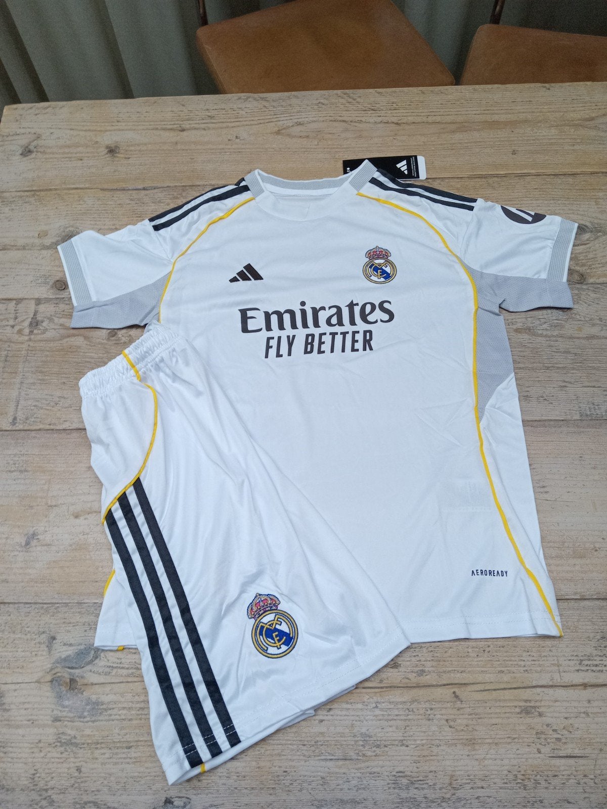 Real Madrid tenue maat 134-140 - Nieuw in plastic, Ophalen of Verzenden