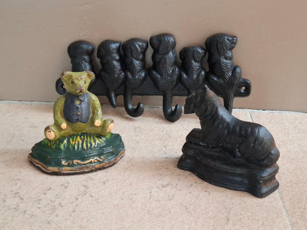2 gietijzeren deurstoppers en een wandkapstokje met hondjes, Ophalen of Verzenden, Gebruikt, Binnen