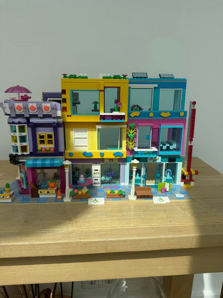 Lego Friends 41704 Hoofdstraat Gebouwd (Zo goed als nieuw), Lego, Friends, Ophalen of Verzenden, Zo goed als nieuw