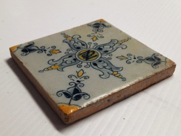 Zeldzame 17e-eeuwse Haarlemse Majolica Ornamenttegel (1620), Ophalen of Verzenden
