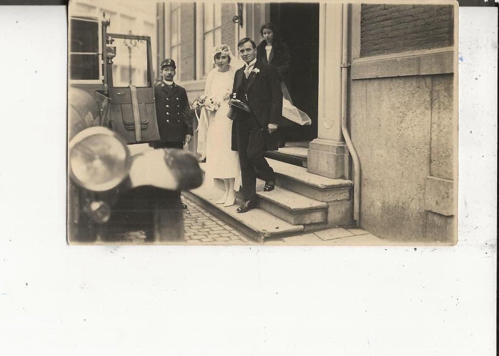 Den Haag Stadhuis Bruidspaar loopt naar auto Fotokaart, Ophalen of Verzenden, 1920 tot 1940, Ongelopen, Zuid-Holland