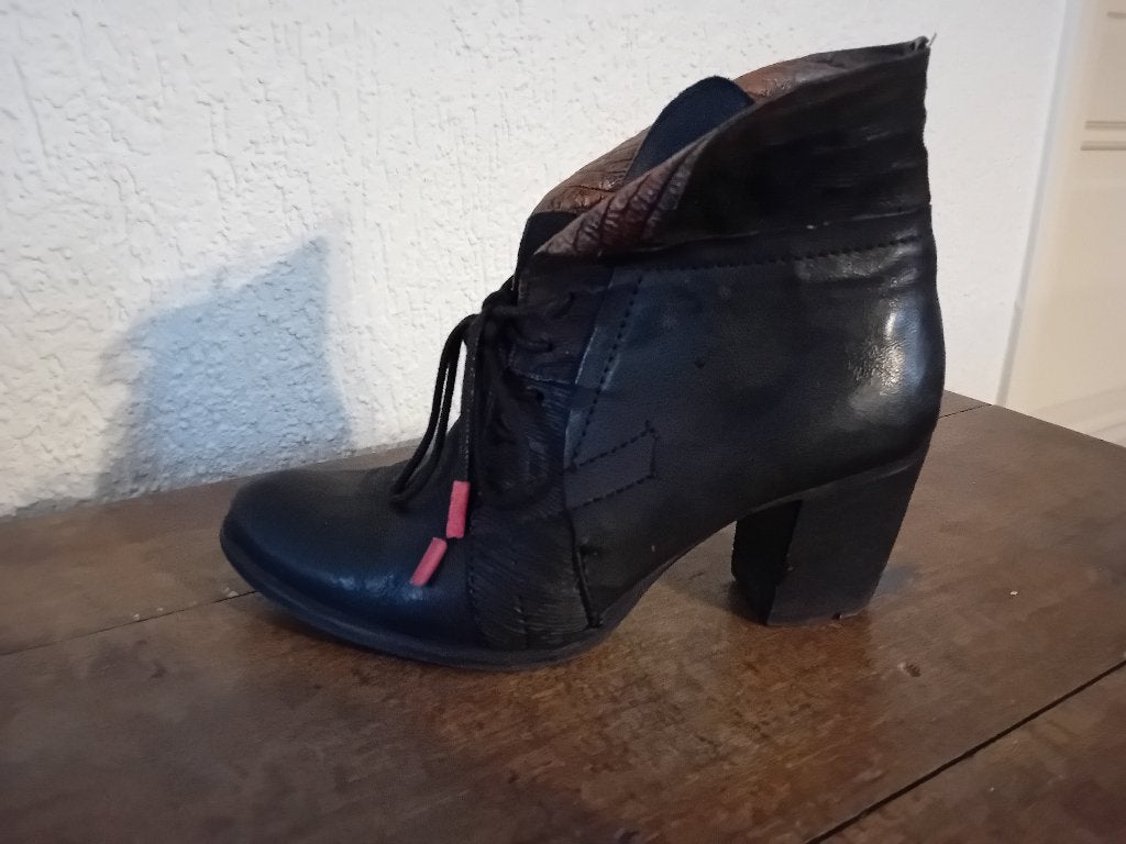 Papucei leren zwarte laarsjes maat 37  zwart /koper accenten, Kleding | Dames, Zwart, Lage of Enkellaarzen, Ophalen of Verzenden