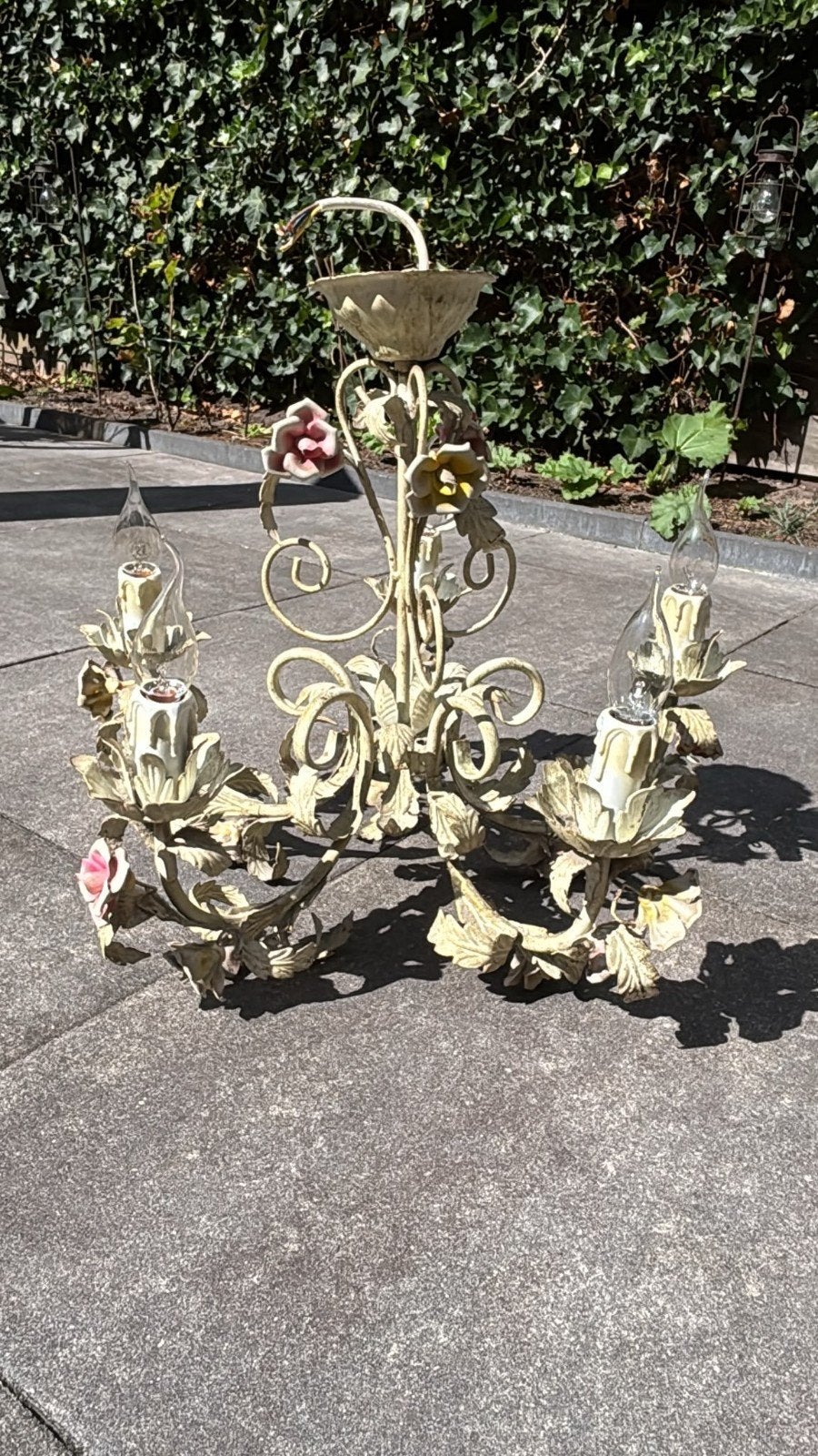 Vintage Kroonluchter met Bloemen - Crème Metaal, Huis en Inrichting, Lampen | Kroonluchters, Ophalen, Gebruikt, E14 (klein), Metaal