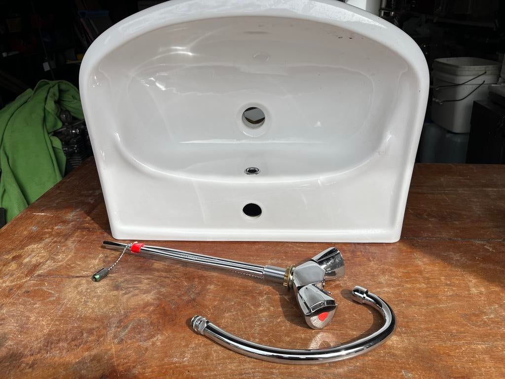 Nieuwe wasbak met kraan., Doe-het-zelf en Verbouw, Ophalen, Zo goed als nieuw, Kraan