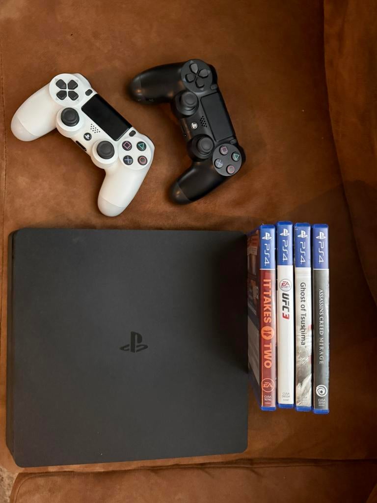 Ps4 slim + twee controllers+ ghost of tsushima, Spelcomputers en Games, Met 2 controllers, Ophalen of Verzenden, Zo goed als nieuw