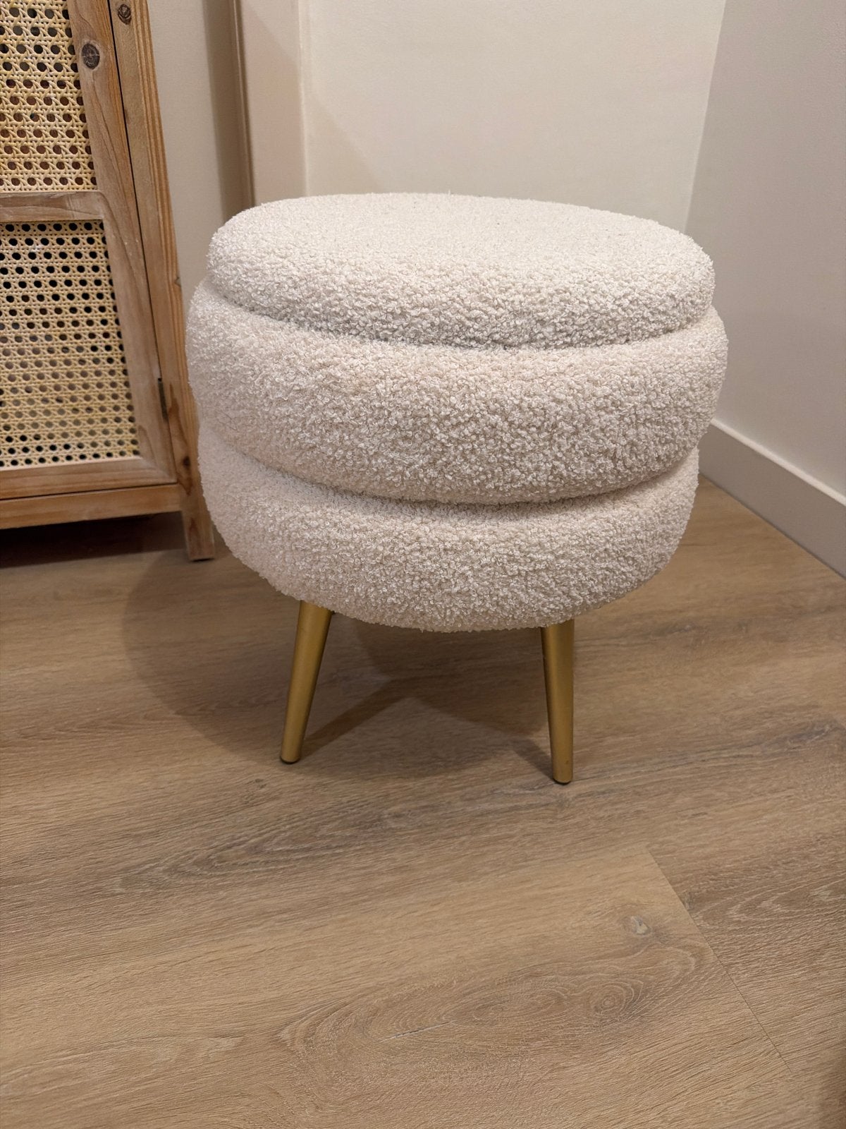 Witte Bouclé Poef met Opbergruimte en Gouden Poten, Huis en Inrichting, Ophalen, Minder dan 50 cm, Rond, Zo goed als nieuw