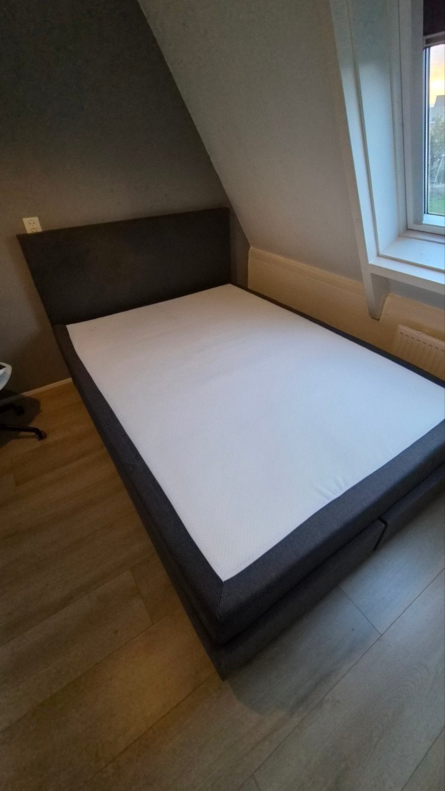 Foto 3 van Tweepersoons boxspring met hoofdbord - Zo goed als nieuw