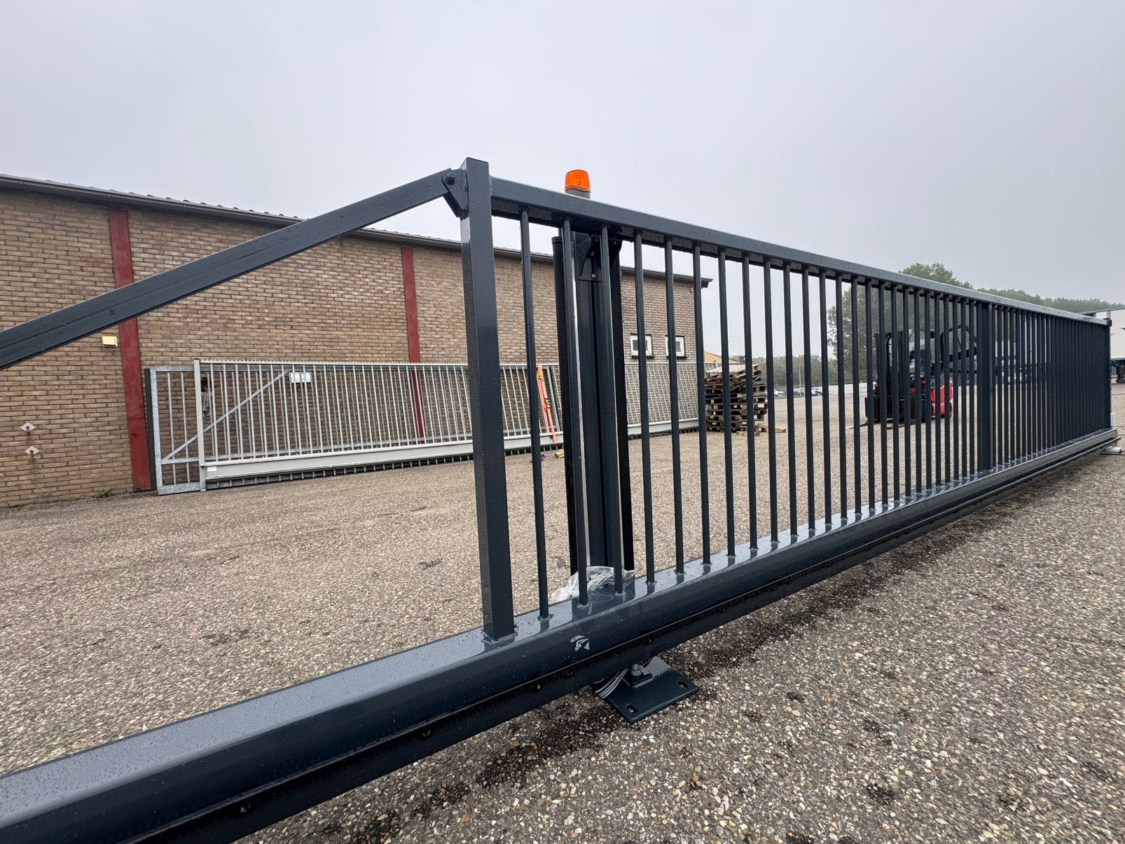 Volautomatische Schuifpoort Kopal  7.00 meter doorgang, Tuin en Terras, Ophalen, Zo goed als nieuw, IJzer