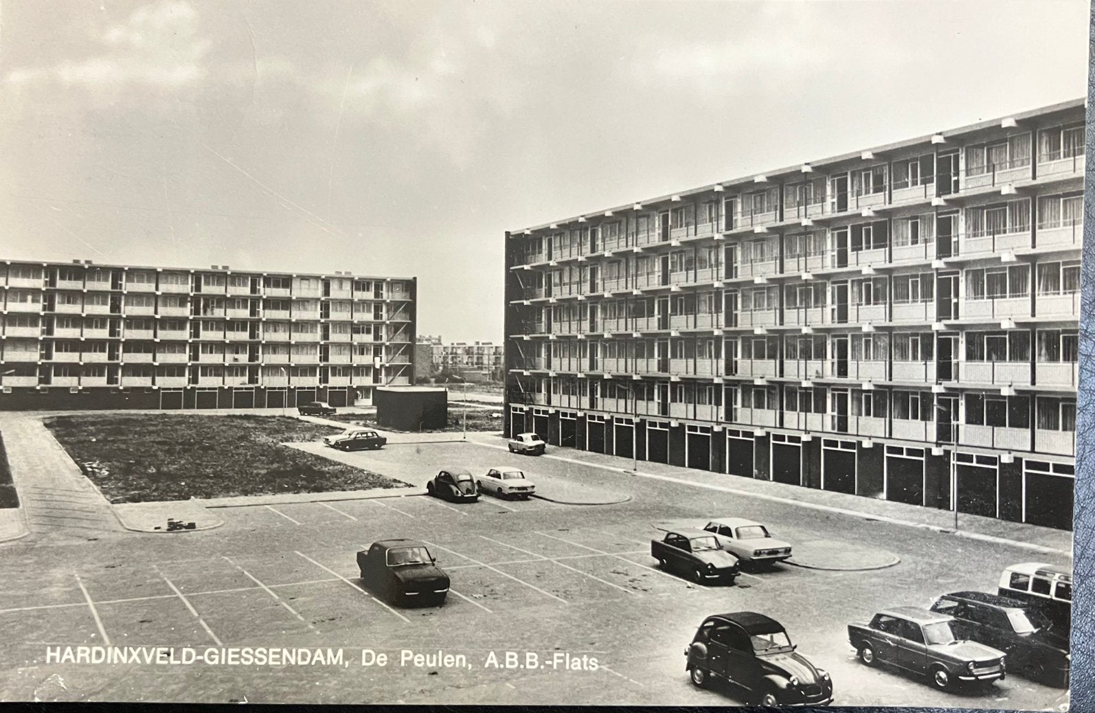 Ansichtkaart parkeerterrein met auto’s DAF 33-2CV -Simca1000, Ophalen of Verzenden, 1960 tot 1980, Gelopen, Voertuig