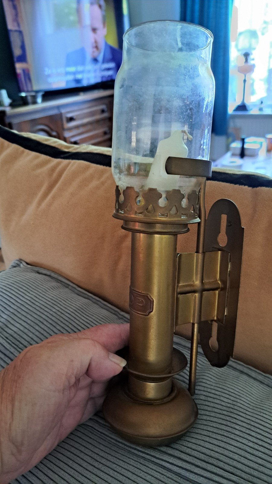 Antieke koperen wandlamp met glazen kap, Ophalen