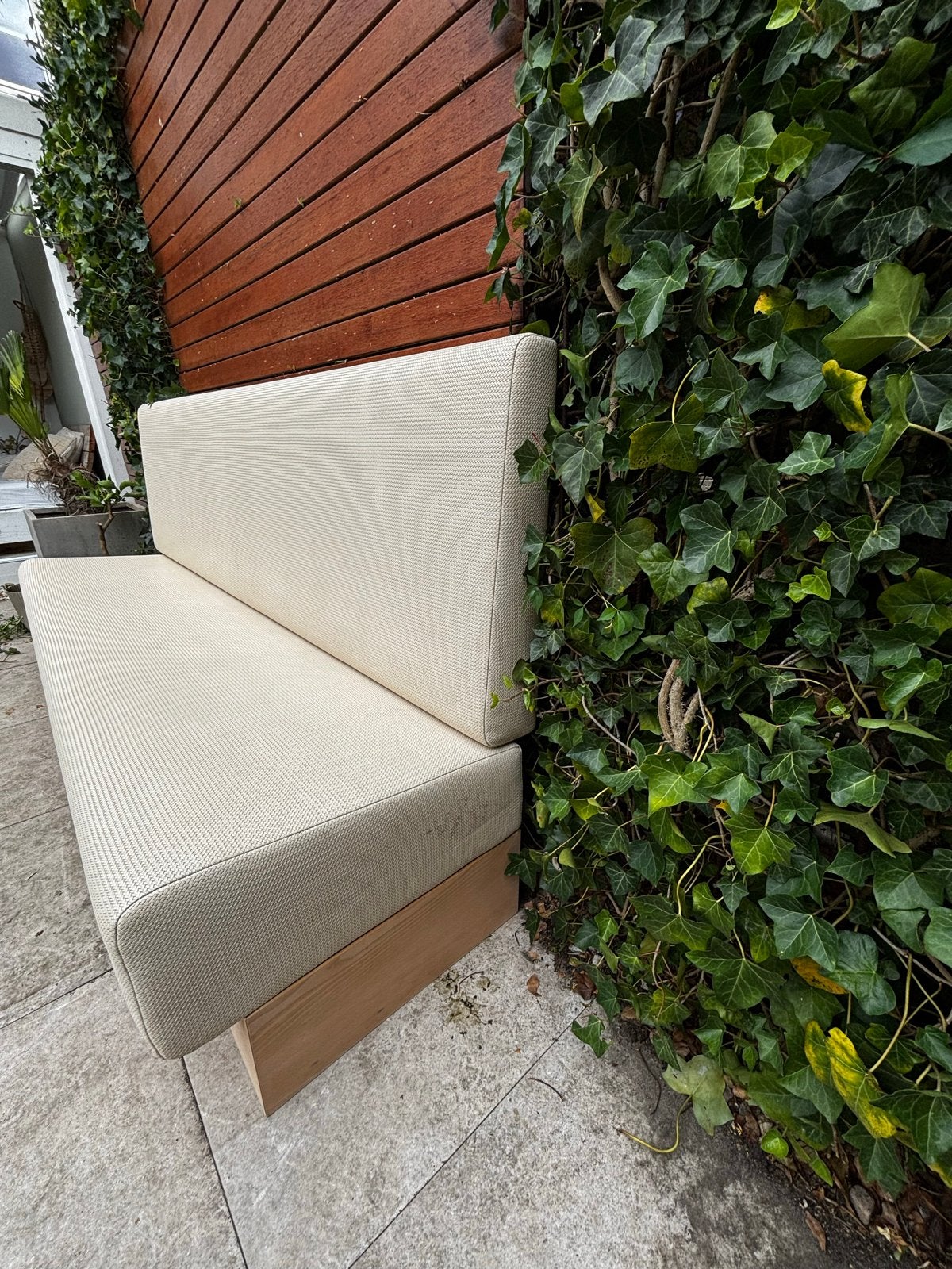 Stijlvolle rechte bank - Crème stof - Zo goed als nieuw, Huis en Inrichting, Banken | Bankstellen, Ophalen, Minder dan 75 cm, 150 tot 200 cm