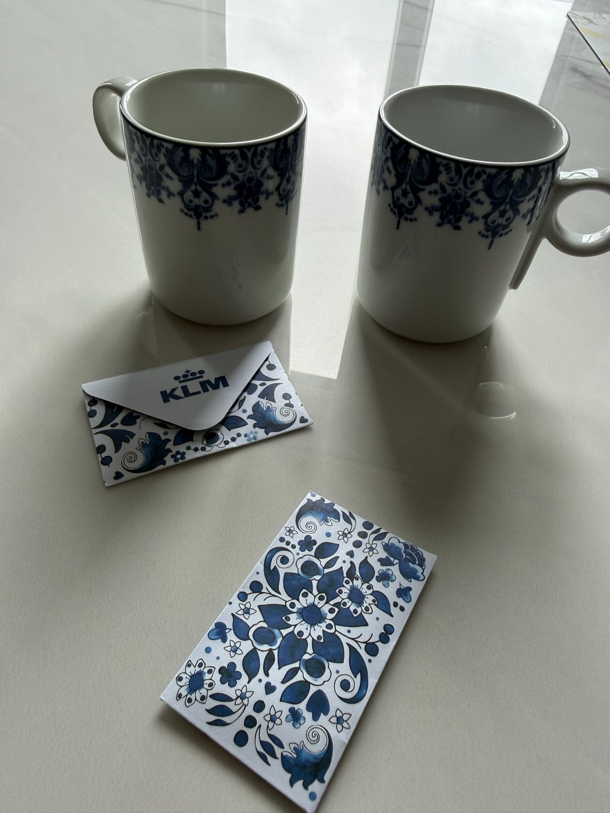 KLM Marcel Wanders Delftsblauwe Mokken Set (2 stuks), Verzamelen, KLM Huisjes, Ophalen of Verzenden, Zo goed als nieuw