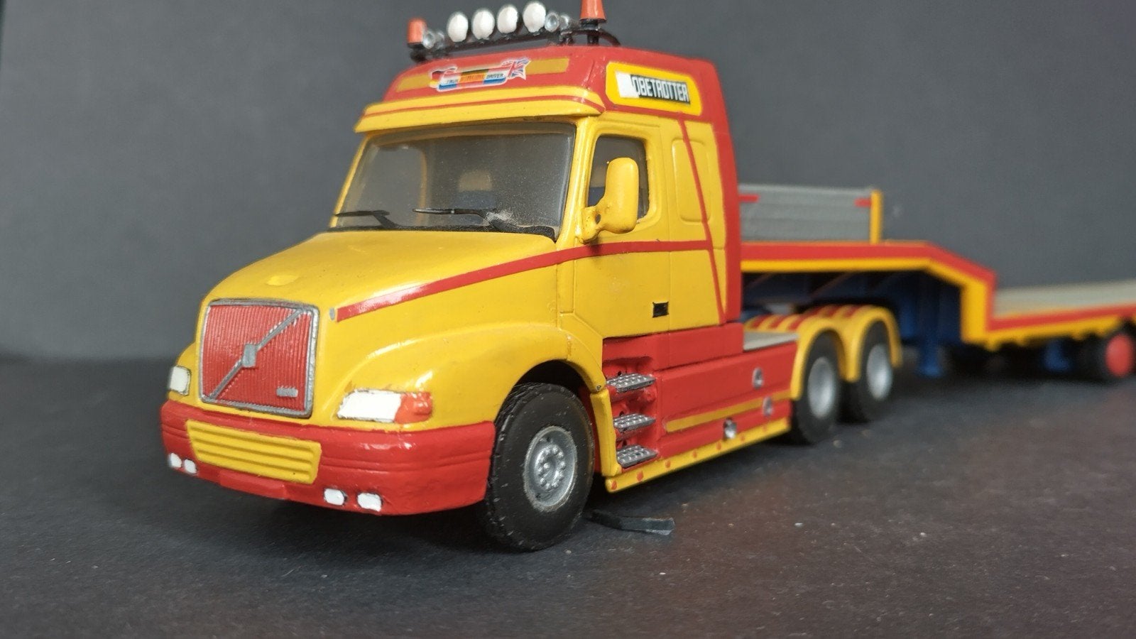 Volvo NH 12 met dieplader zwaar transport 1:50 Pol, Overige merken, Verzenden, ., Zo goed als nieuw