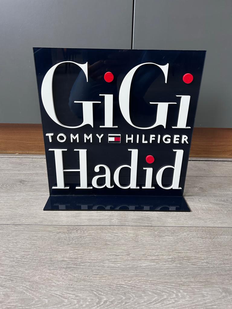 Tommy Hilfiger en Gigi Hadid., Ophalen of Verzenden, Zo goed als nieuw, Reclamebord