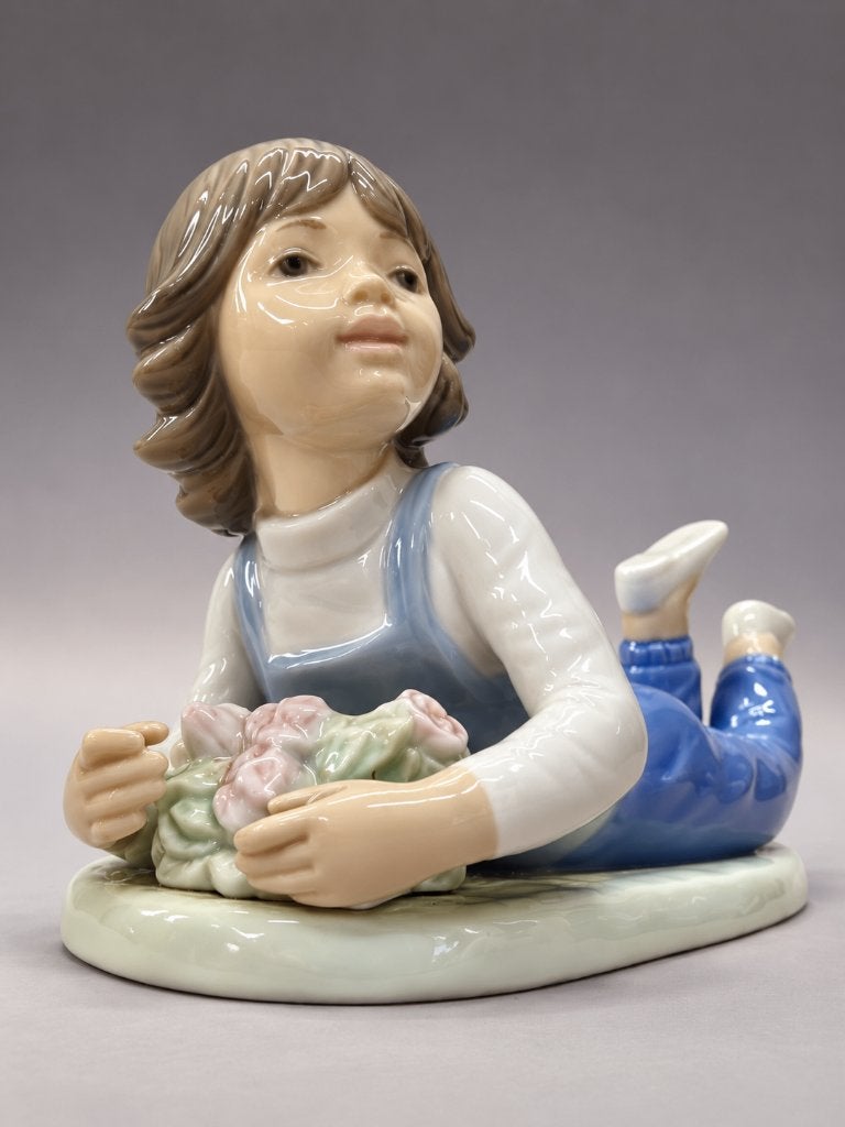 NAO by Lladró porseleinen meisje met bloemen – Spanje, Verzamelen, Ophalen of Verzenden, Zo goed als nieuw, Mens