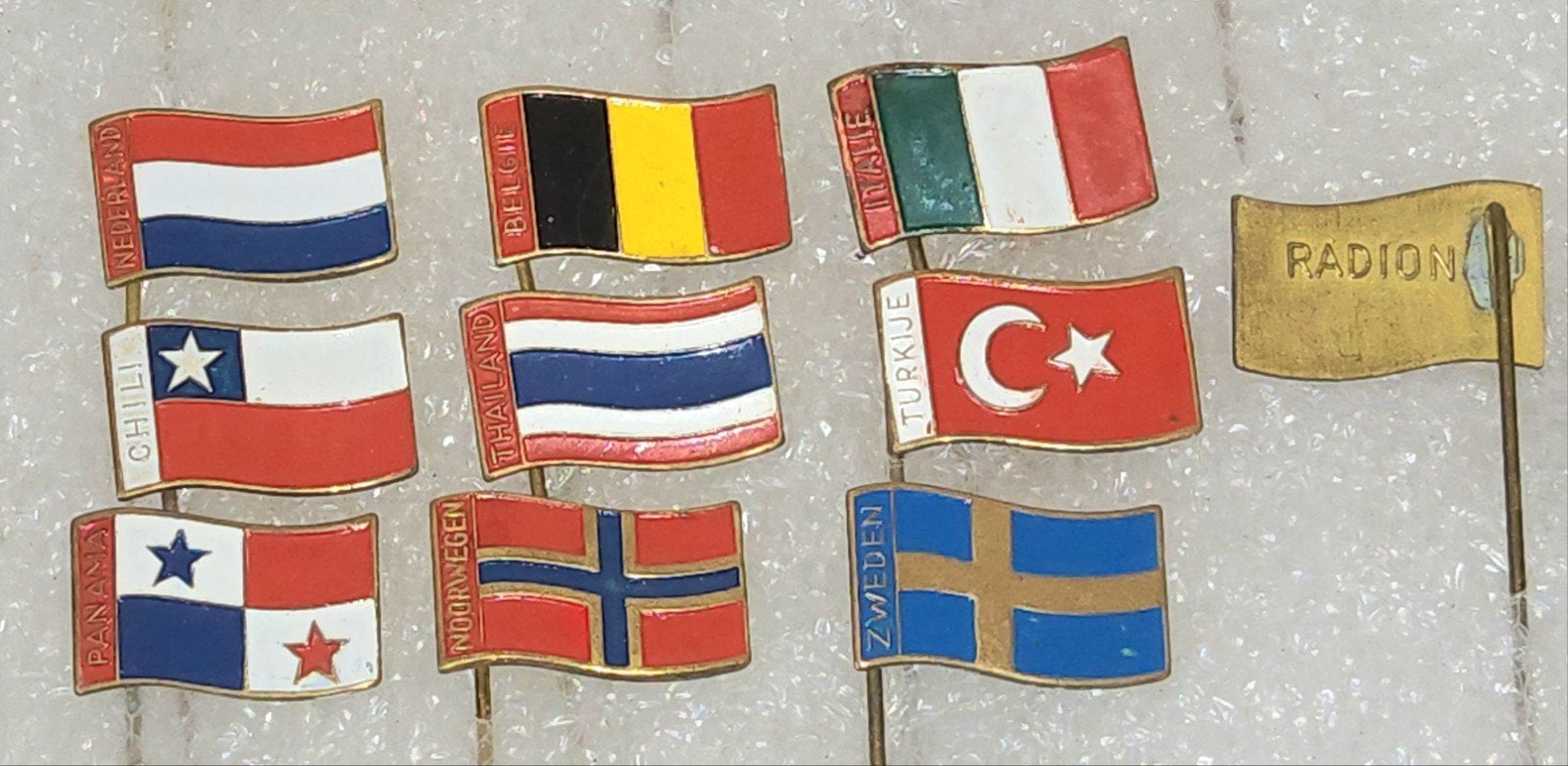 9 Speldjes Radion Zeeppoeder Vlaggen, Verzamelen, Ophalen of Verzenden, Gebruikt, Overige onderwerpen, Speldje of Pin